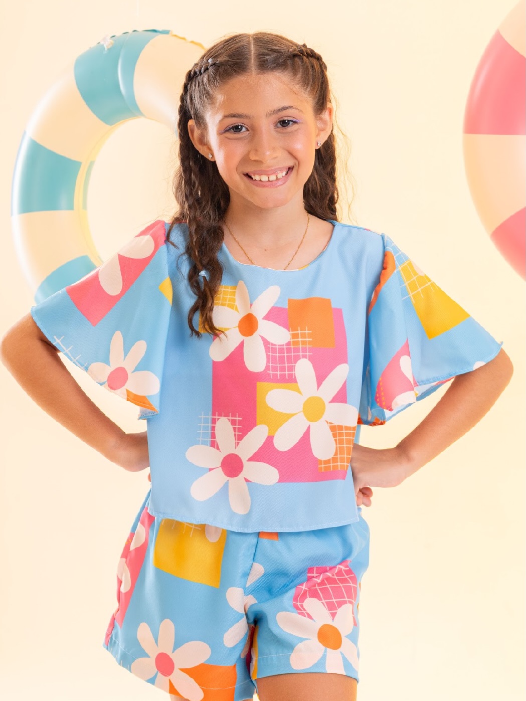 Peça moda infantil — blusa azul floral patchwork