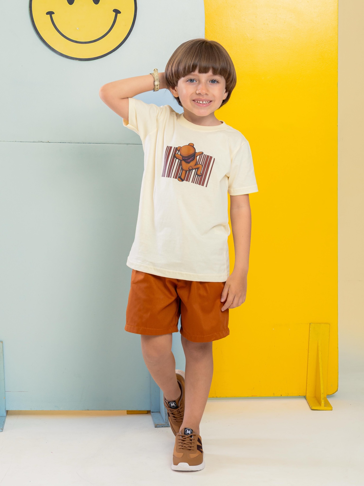 Peça moda infantil — camiseta off white e bermuda terracota