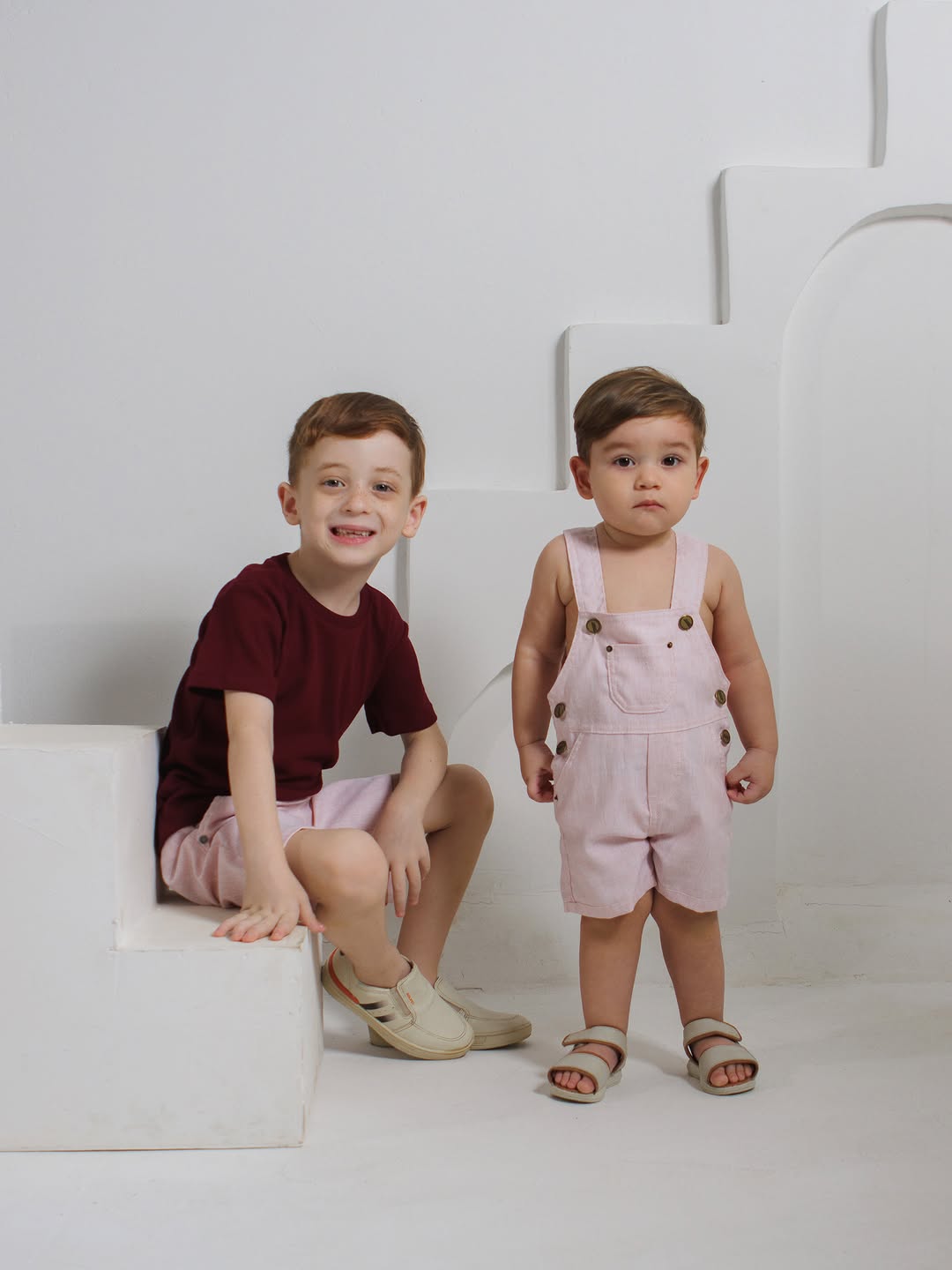 Looks infantis masculinos — camiseta bordô e jardineira rosa