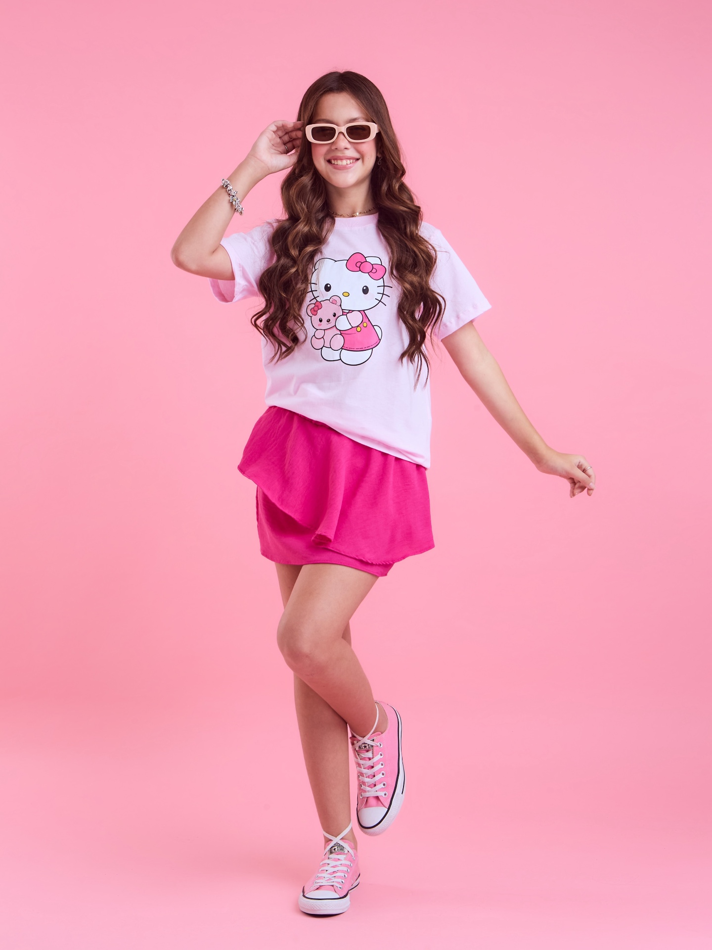 Peça moda infantil — camiseta Hello Kitty e saia pink