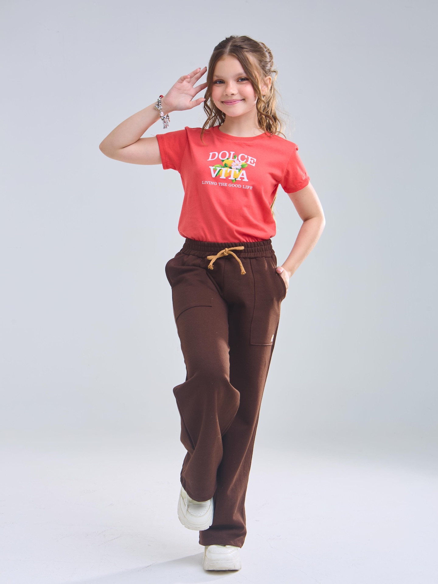 Peça moda infantil — camiseta vermelha Dolce Vita e calça marrom