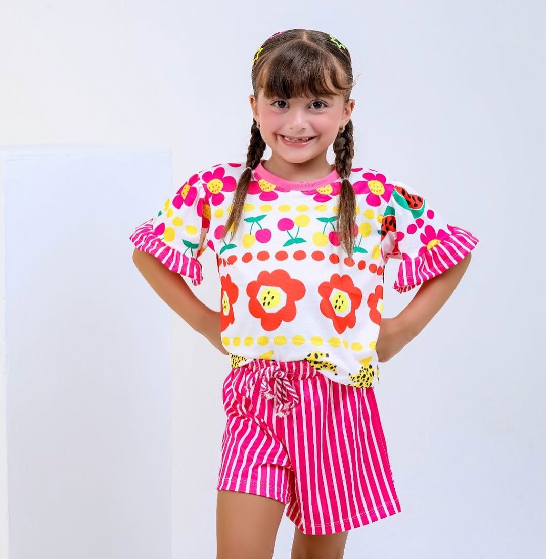 Conjunto infantil blusa floral e shorts listrado pink