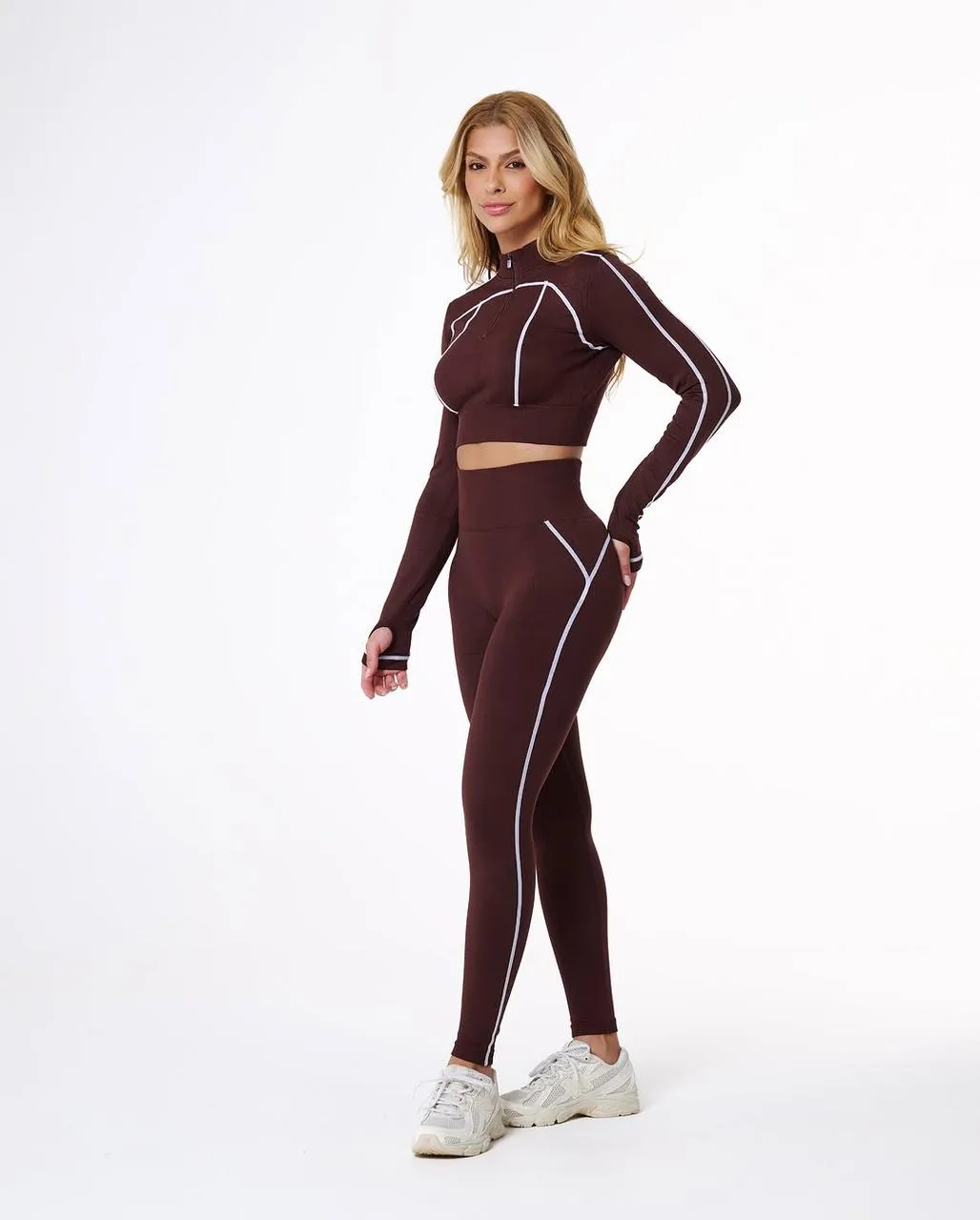Peça fitness — conjunto marrom com detalhes brancos