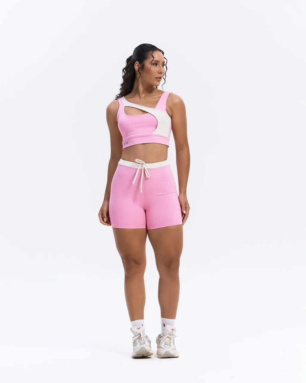 Peça fitness — conjunto rosa com recorte branco